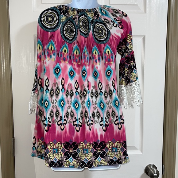Women’s half sleeve lace tunic in bright and cheerful colors - Picture 2 of 7